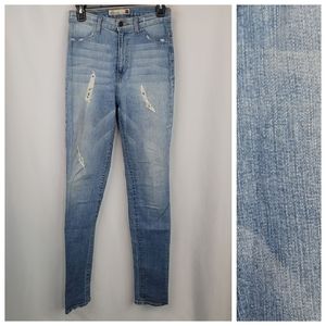 ❤ 3/$25 GJG Distressed Jeans